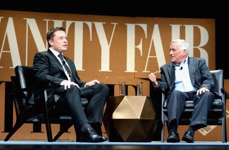 Илон Маск (слева) и Уолтер Айзексон (справа) / © Vanity Fair
