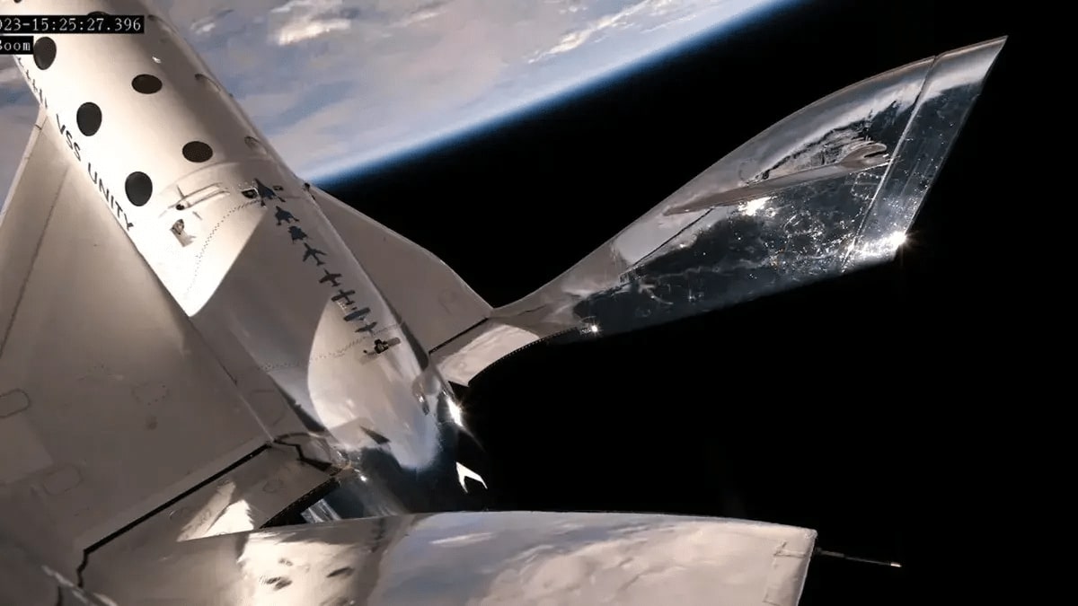 Virgin Galactic отправила в суборбитальный полет окаменелые останки вместе  с туристами