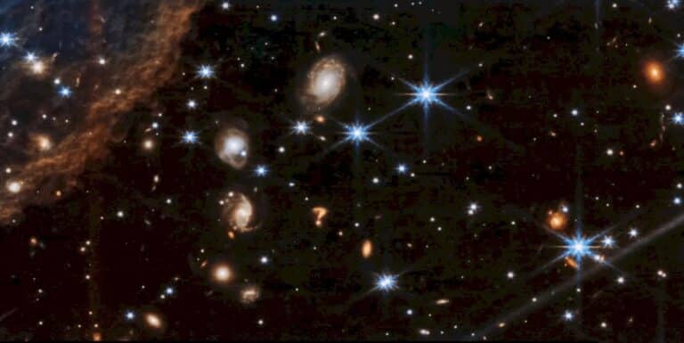 Объект в форме вопросительного знака на изображении телескопа «Джеймс Уэбб» / © NASA, ESA, CSA / Image Processing Joseph DePasquale (STScI), Anton M. Koekemoer (STScI)