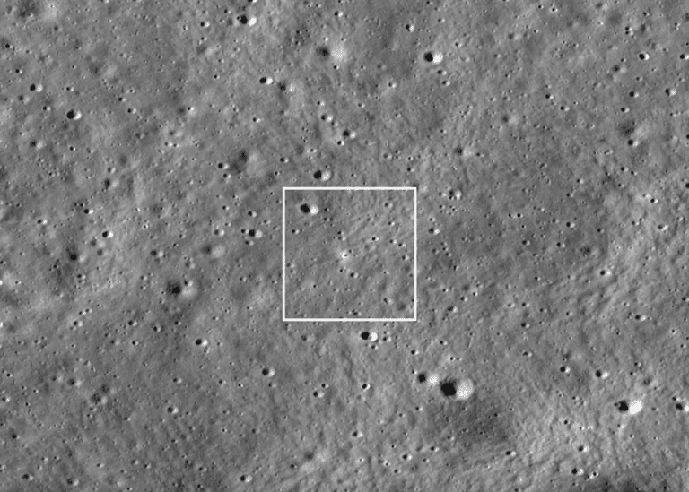 Посадочный модуль миссии «Чандраян-3» находится в центре изображения / © NASA
