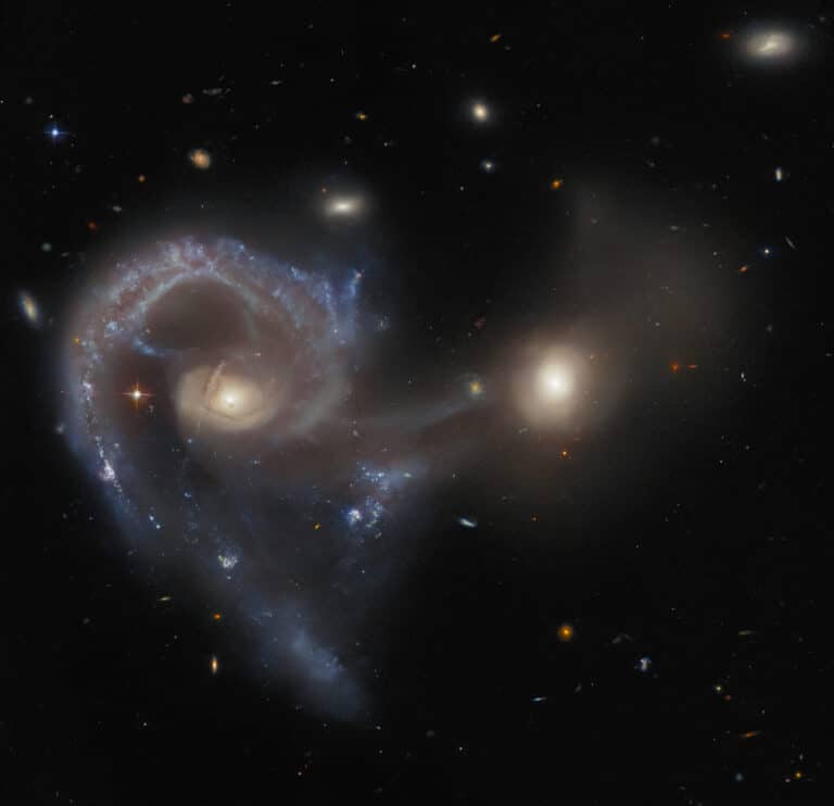 Взаимодействующие галактики Arp 107 / © ESA / Hubble & NASA, J. Dalcanton