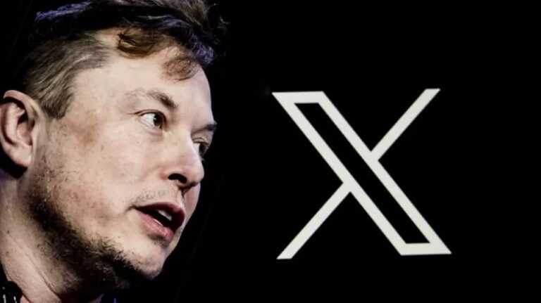 Илон Маск на фоне нового логотипа X (ранее Twitter) / © Getty Images