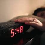 Ученые разобрались, как дремота после звонка будильника влияет на здоровье