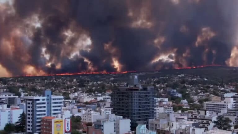 Огонь подходит к жилым районам города Вилья-Карлос-Пас / © La Voz