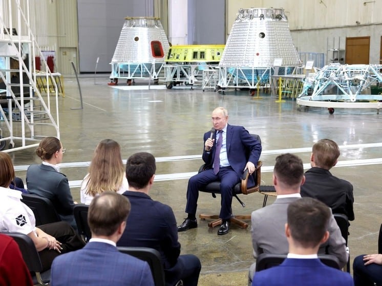 Владимир Путин во время встречи с молодыми учеными и специалистами космической отрасли / © KREMLIN