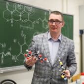 Соавтор разработки, доцент кафедры органической химии и высокомолекулярных соединений УрФУ Дмитрий Обыденнов показывает, как меняется структура молекулы