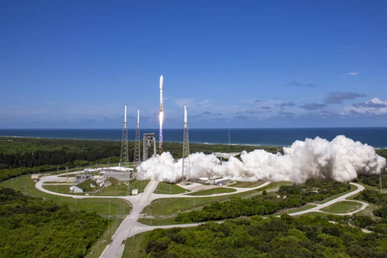 Ракета-носитель Atlas V с прототипами спутников Project Kuiper, стартует с космодрома / © United Launch Alliance.
