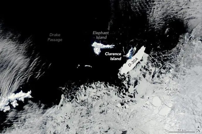 Айсберг D-30A у края острова Кларенс / © NASA