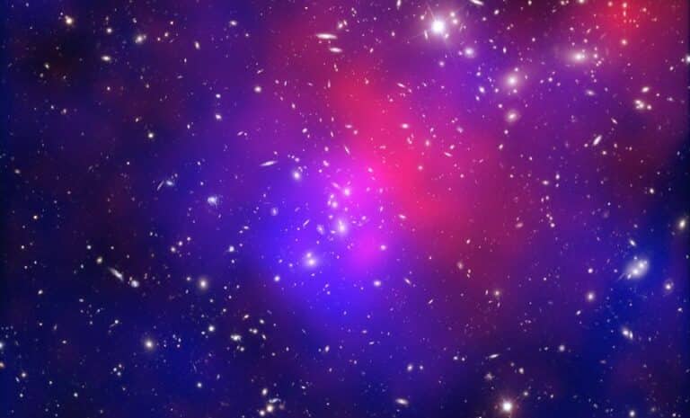 Композитное изображение одного из самых сложных столкновений скоплений галактик — скопления Пандоры, или Abell 2744. Синим отмечены области наибольшей концентрации массы — считается, что основную массу там составляет темная материя