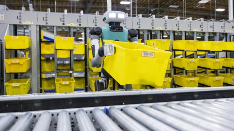 Робот Digit на складе Amazon / © Agility Robotics