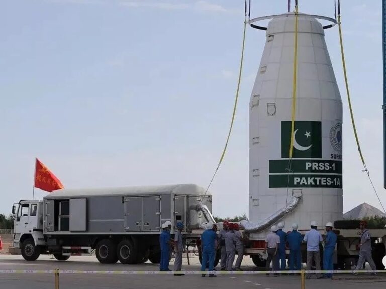 Носовая часть китайкой ракеты Long March 2C, на борту которой находится первый пакистанский спутник дистанционного зондирования (PRSS-1). Ракета была запущена в июле 2018 года с космодрома Цзюцюань в Китае / © SUPARCO