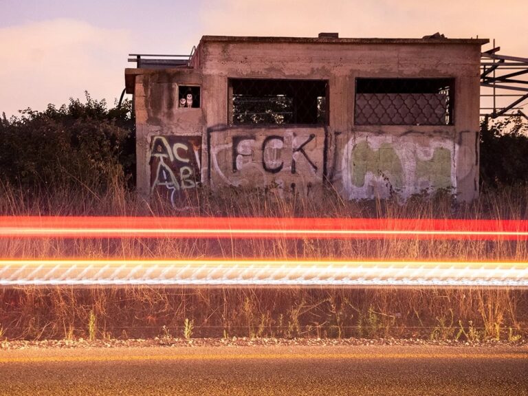 Победитель среди фотографов в возрасте 15–17 лет: Придорожный домик сов. Хоф ха-Шарон, Израиль. Фотограф сделал этот снимок нескольких сипух в окне заброшенного здания, используя длительную выдержку, чтобы запечатлеть свет проезжающего транспорта. / © Carmel Bechler
