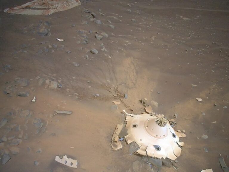 Различный мусор и обломки, оставшиеся от миссии Mars 2020 Perseverance Rover / © NASA