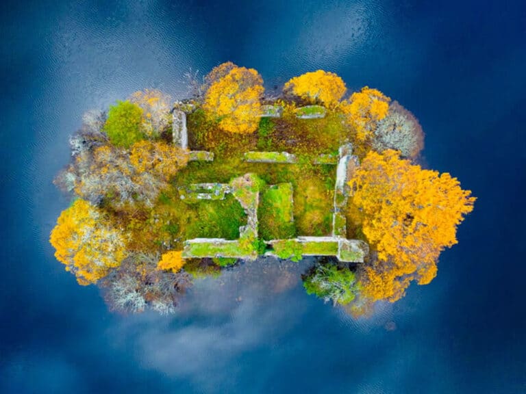 Победитель в категории «Вид с высоты птичьего полета». На фотографии изображен разрушенный замок в Лох-ан-Эйлейне на Шотландском нагорье поздней осенью / © Iain Masterson