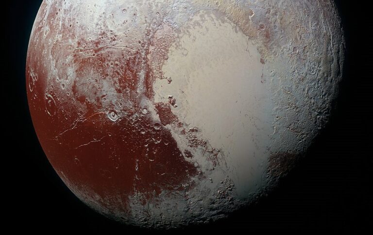 Обработанный снимок Плутона, сделанный межпланетной станцией «Новые горизонты» в июле 2015 года
