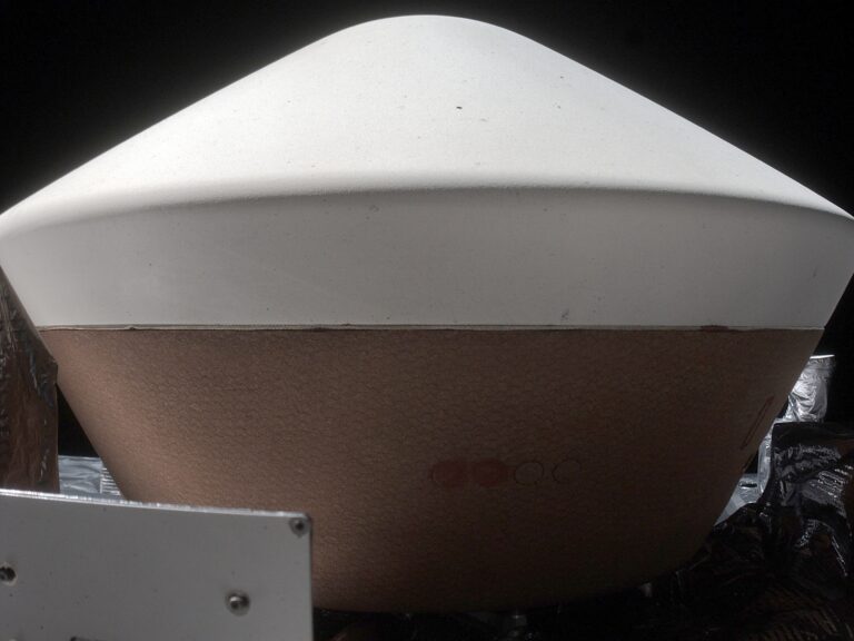 Капсула с образцами астероида Бенну / © NASA / Goddard / University of Arizona / Lockheed Martin