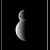 На этом снимке «Кассини» спутник Рея пролетает на фоне спутника Диона