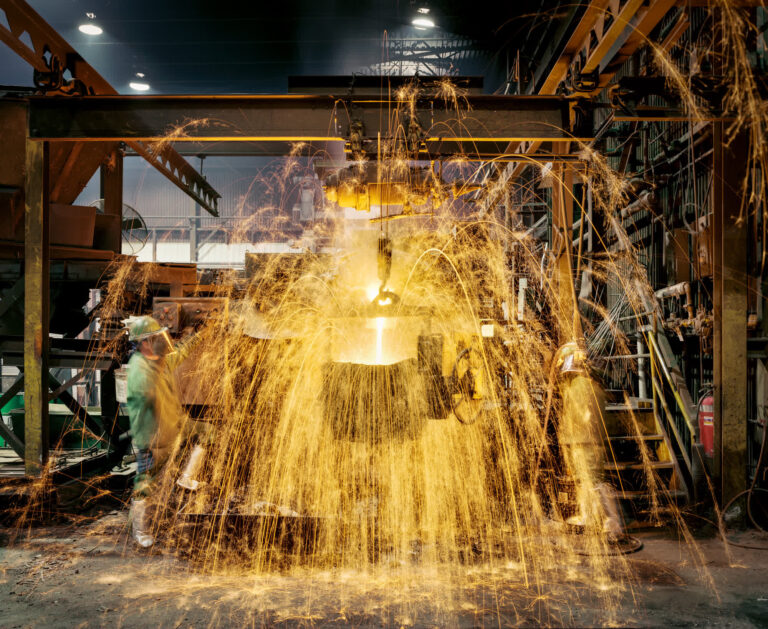 Расплавленный чугун заливают в тигель для отливки инструментов Steinway & Sons в Спрингфилде, штат Огайо / © Christopher Payne