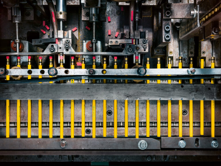 Машина добавляет металлические наконечники и ластики к карандашам на производстве General Pencil Company в Джерси, штат Нью-Джерси / © Christopher Payne