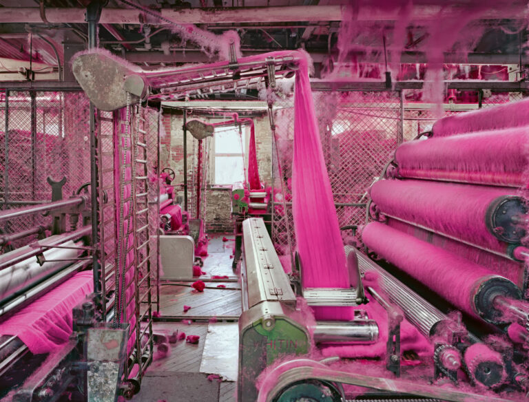 Ческа шерсти на прядильной фабрике S&D в Миллбери, штат Массачусетс / © Christopher Payne