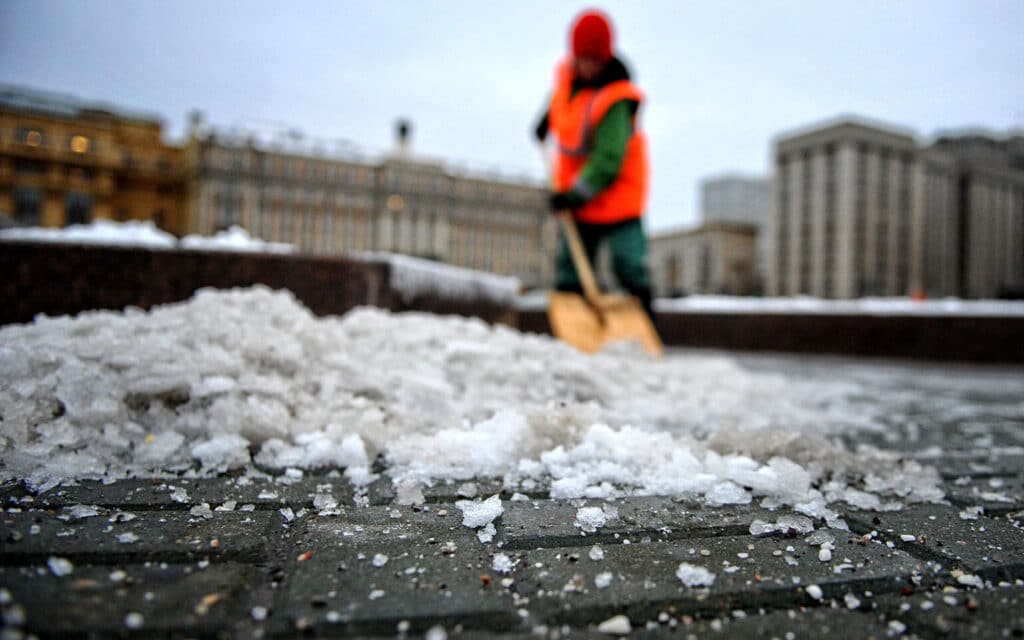 Пермские ученые рассказали, как защитить обувь, лапки собак и землю от реагентов