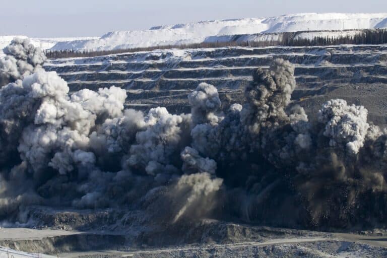 В СПбПУ повысили точность прогнозирования последствий взрывных работ для горнодобывающей промышленности