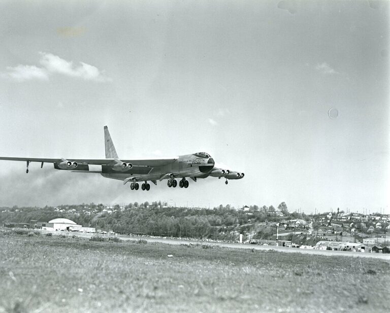 B-52, самый массовый стратегический бомбардировщик США. На фото показан его первый полет, 15 апреля 1952 года. Примерно 76 В-52 еще в строю, и каждый может нести по 20 крылатых ракет  AGM-86. Самые дальние модификации последних могут лететь на 2400 километров / © Wikimedia Commons