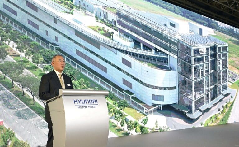 Юисун Чунг, исполнительный председатель Hyundai Motor Group, выступает с речью на церемонии открытия нового завода / © Hyundai