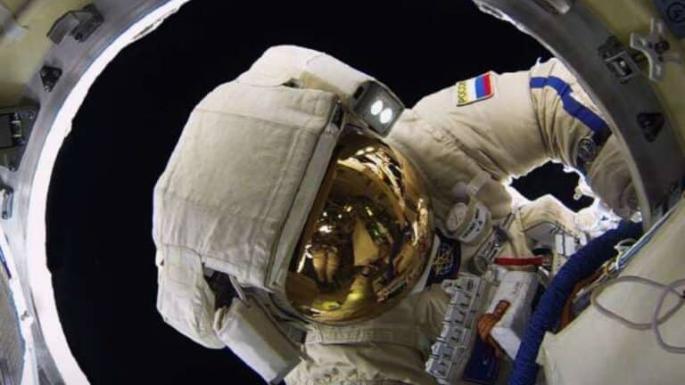 Российский космонавт в открытом космосе / © Роскосмос