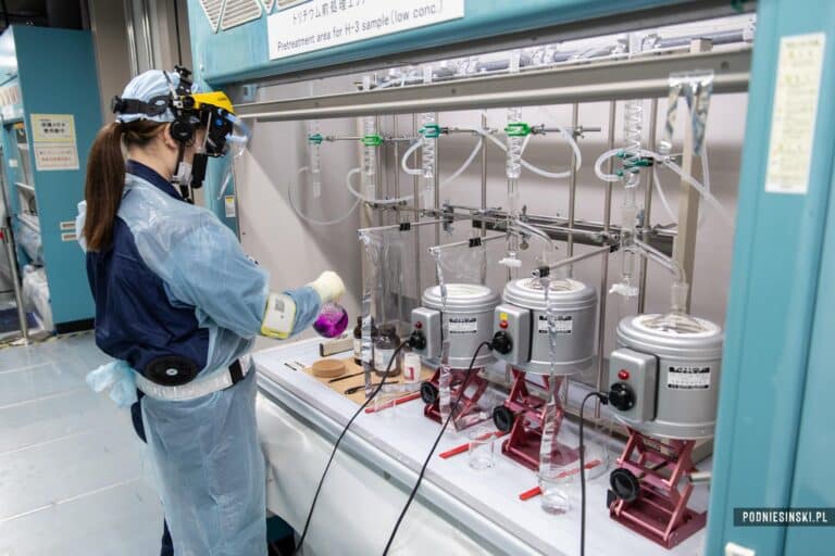 Лаборатория, где проверяется качество воды, сброшенной с электростанции в океан  / © Arkadiusz Podniesinski