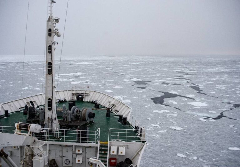 Научно-исследовательское судно «Академик Мстислав Келдыш» идет через льды Карского моря / © Николай Богатов