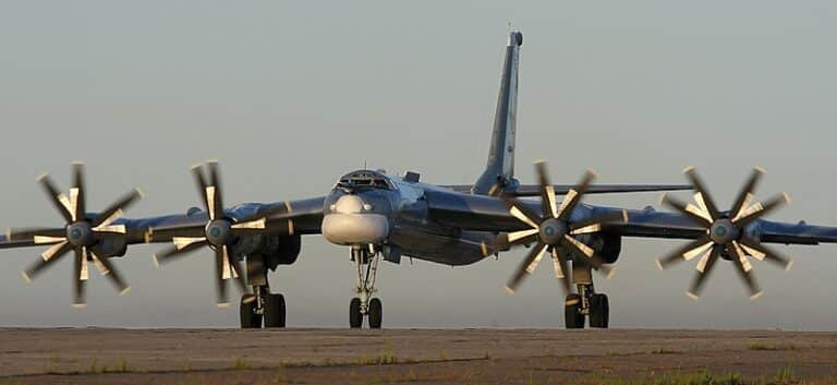 Ту-95 на современном этапе реально несете по 8 крылатых ракет большой дальности, хотя может до 16. Да и их число (около полусотни) трудно назвать поражающим воображение / © Wikimedia Commons