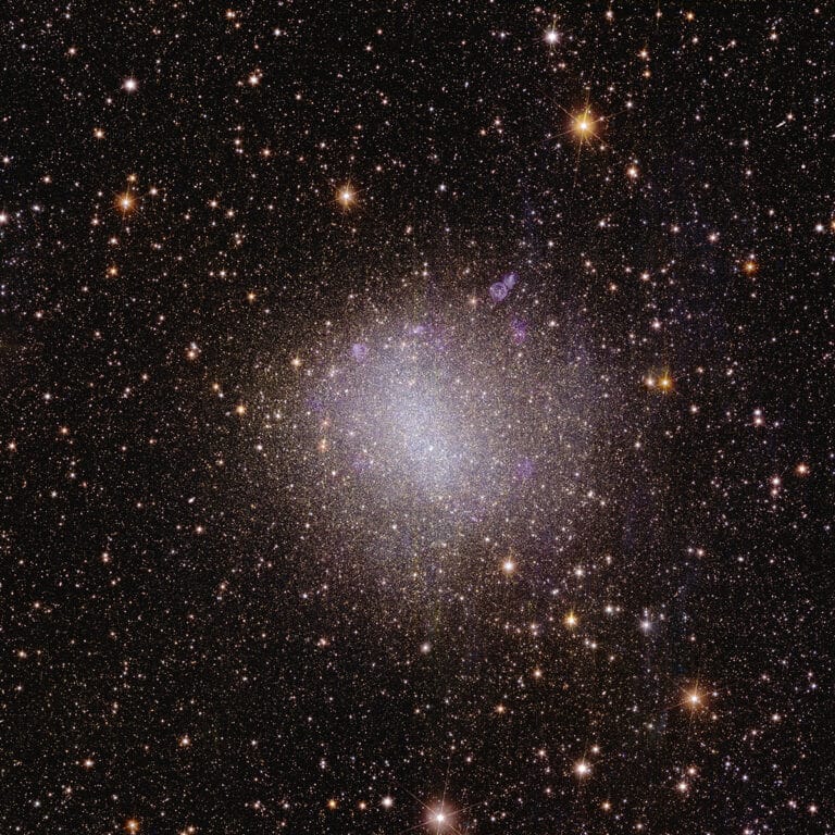 Неправильная галактика NGC 6822 / © ESA