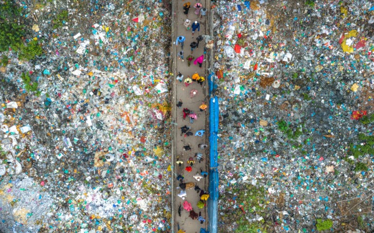 Победитель в категории «Мир будущего»: Бангладеш входит в число стран с самым высоким уровнем загрязнения пластиком из-за неправильного обращения с отходами. Ежедневно в Дакке собирается около 646 тонн  пластиковых отходов, что составляет 10% от всех отходов, образующихся в Бангладеш. Только 37% пластиковых отходов в Дакке перерабатывает / © Jahid Apu  