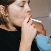 Курящая мать