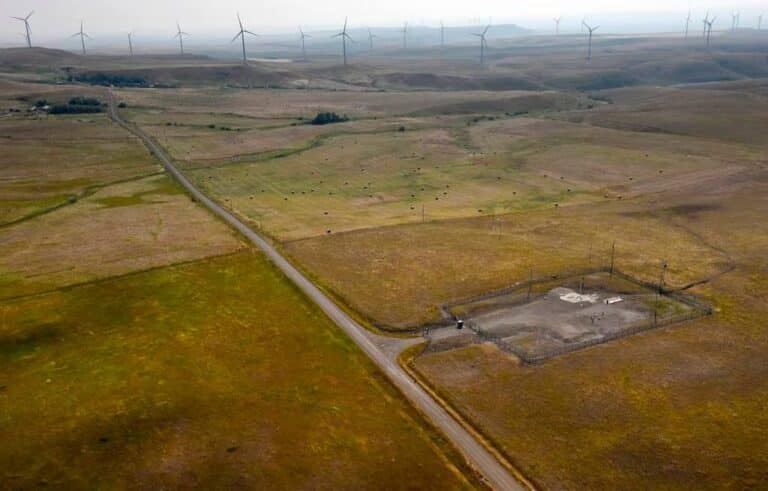 Ветряные электростанции недалеко от ракетной площадки Альфа-03 на базе ВВС Мальмстрем в Гейзере, штат Монтана, в августе 2023 года / © John Turner / U.S. Air Force via AP