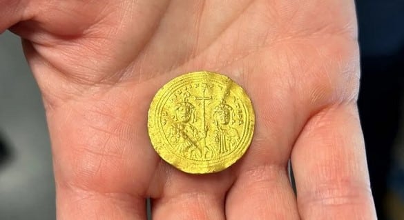 Золотая византийская монета  / © Martine Kaspersen, Innlandet Fylkeskommune