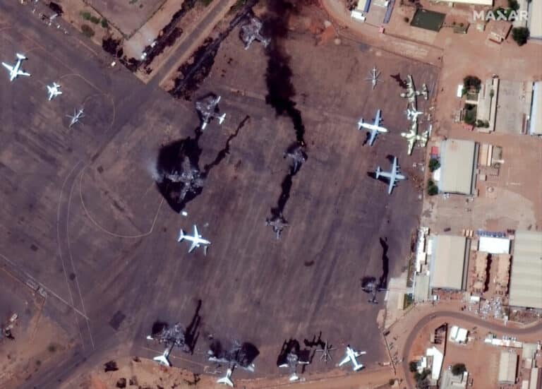Уничтоженные самолеты в аэропорту Хартума (Судан) / © Maxar Technologies 