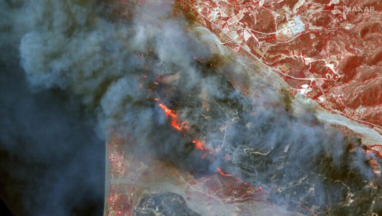 Лесной пожар на острове Родос (Греция) / © Maxar Technologies 