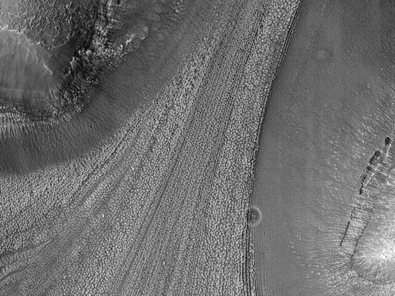 Ледяной поток на Марсе / © NASA / JPL-Caltech / UArizona