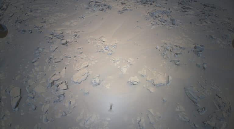 Тень Ingenuity во время 69-го полета над песками Марса / © NASA / JPL-Caltech