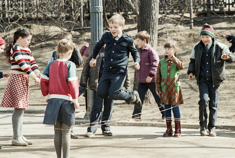 Советские дети играют во дворе