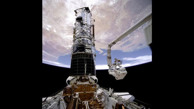 Космический телескоп «Хаббл» пристыковался к грузовому отсеку шаттла «Индевор» / © NASA