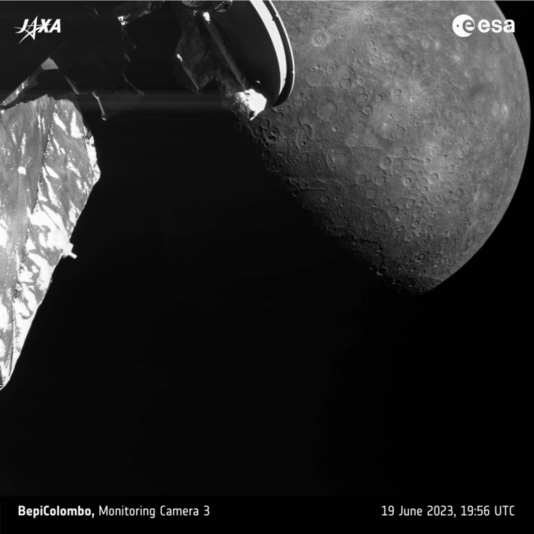  Множество геологических особенностей, включая ударный кратер Мэнли, видны на этом снимке Меркурия, сделанном миссией BepiColombo 19 июня 2023 года / © ESA 
