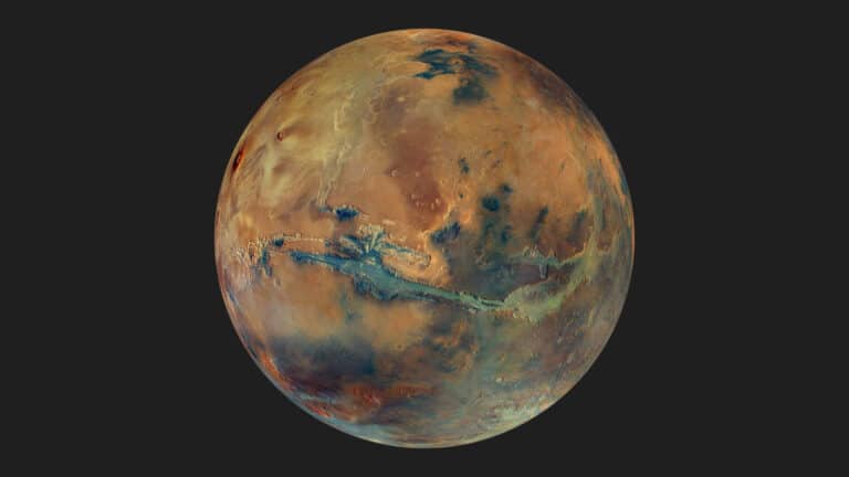 В честь 20-летия миссии Mars Express специалисты ESA с помощью стереокамер высокого разрешения (HRSC) создали цветную карту Красной планеты / © ESA