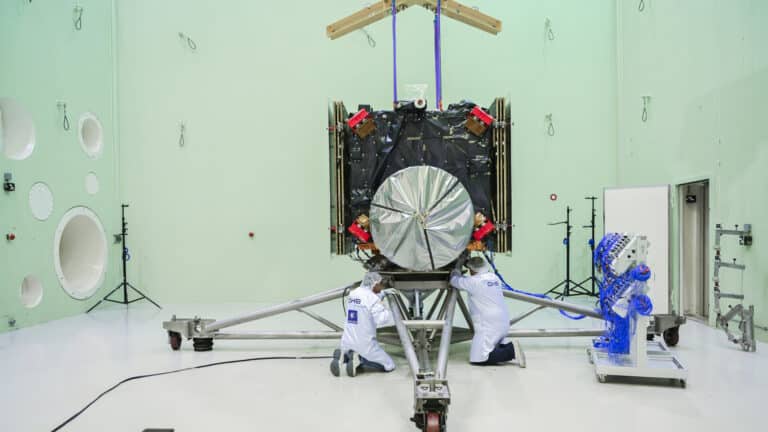 Инженеры провели акустические испытания аппарата Hera. Основной задачей его миссии станет изучение астероида Диморф — спутника более крупного астероида Дидим / © ESA