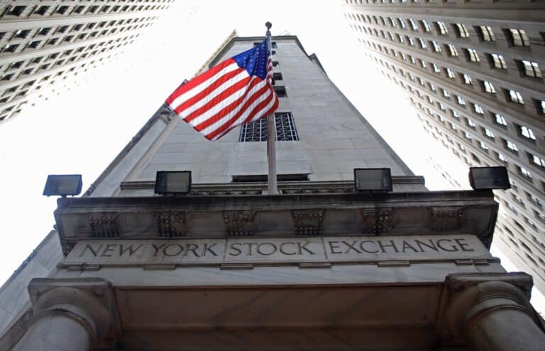 Нью-Йоркская фондовая биржа. Именно с ее печальной судьбой Saxo Bank почему-то связывает конец капитализма / © Wikimedia Commons