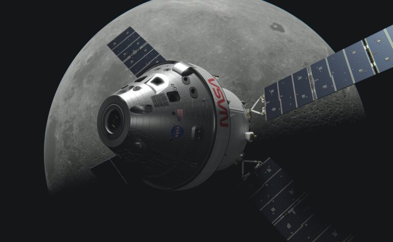 Полет корабля «Орион» с астронавтами к Луне / © NASA