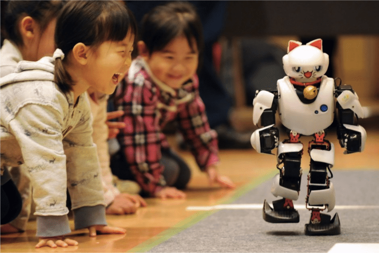 Робот и ребенок