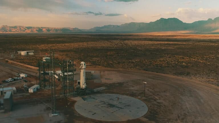 Ракета и капсула New Shepard на стартовой площадке в Западном Техасе / © Blue Origin 